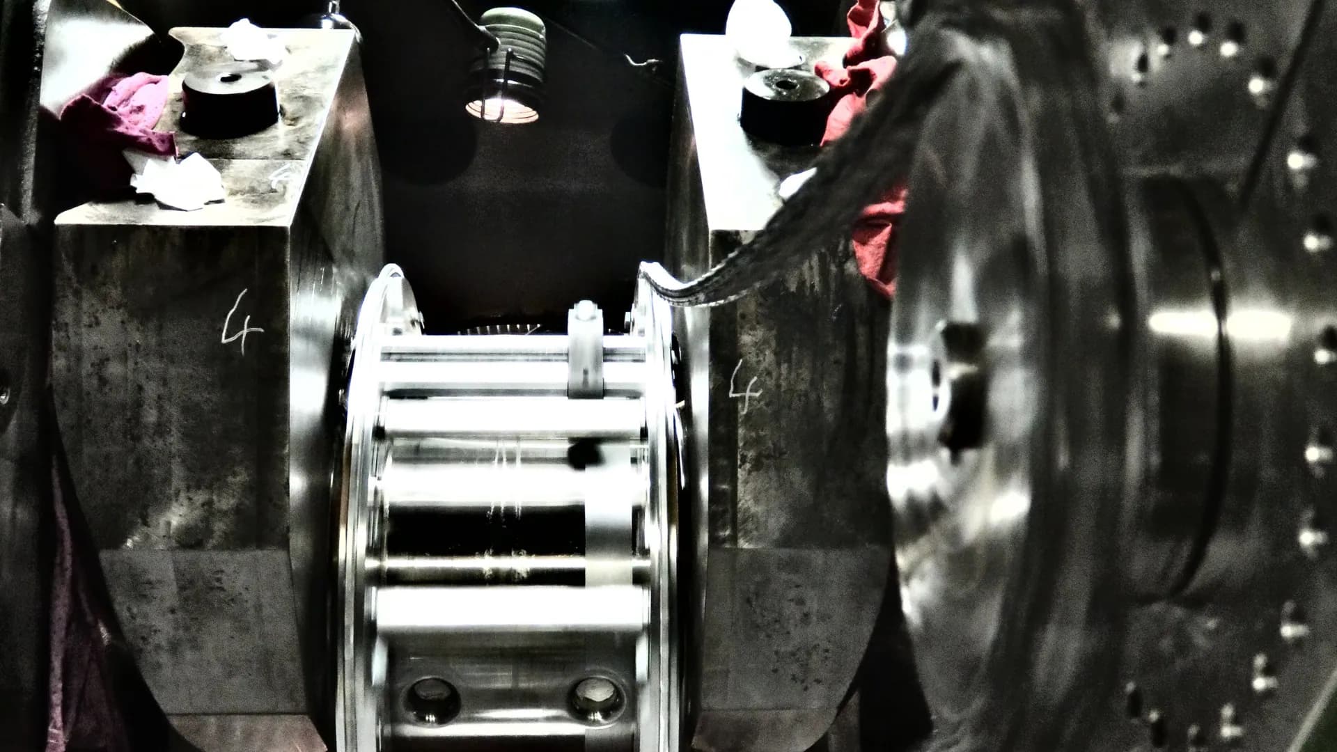 A portable machining unit clamped around a crankpin journal between two crank webs.