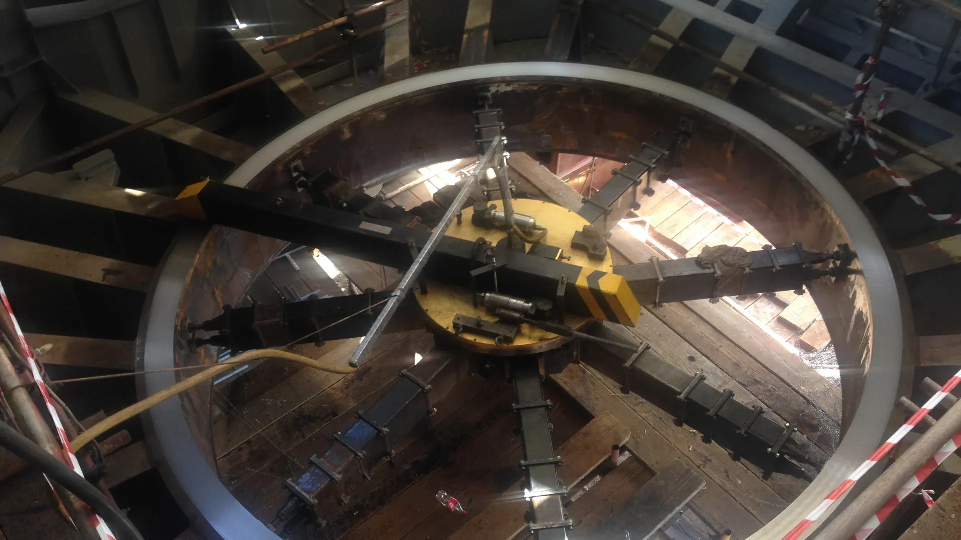 A portable flange facing machine mounted across a large-diameter opening.